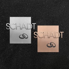 Schrifttafel mit Schriftzug "1-teilig mit Nachname"